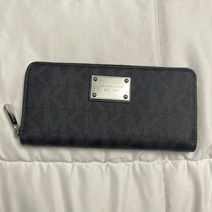 Brand new w/o tags Michael Kors MK wallet